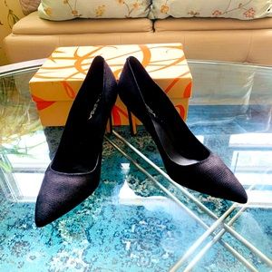 ✨ Via Spiga✨ Black V-Idalis Textured Leather Pumps